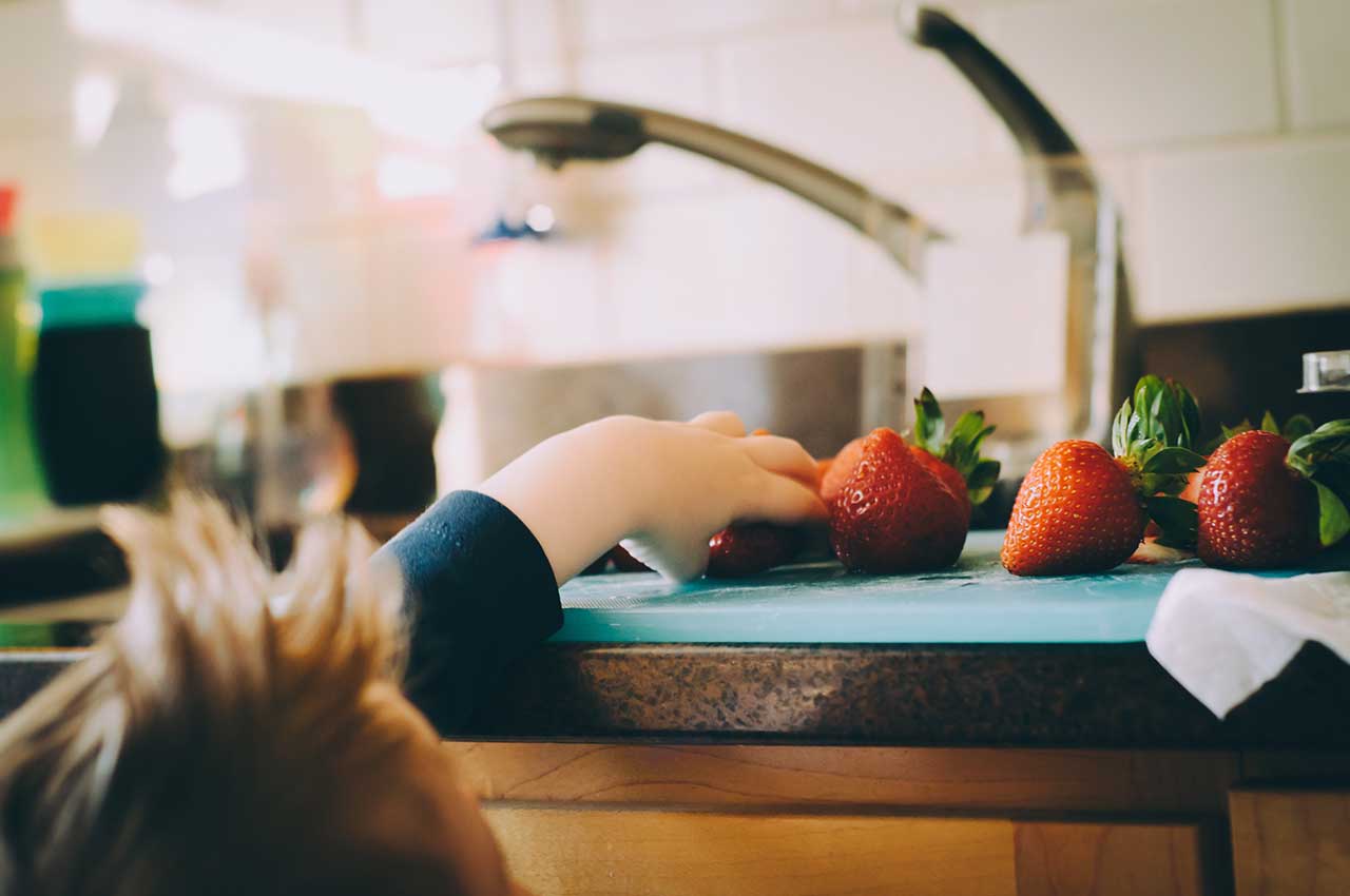 Ninos cocinando frutas