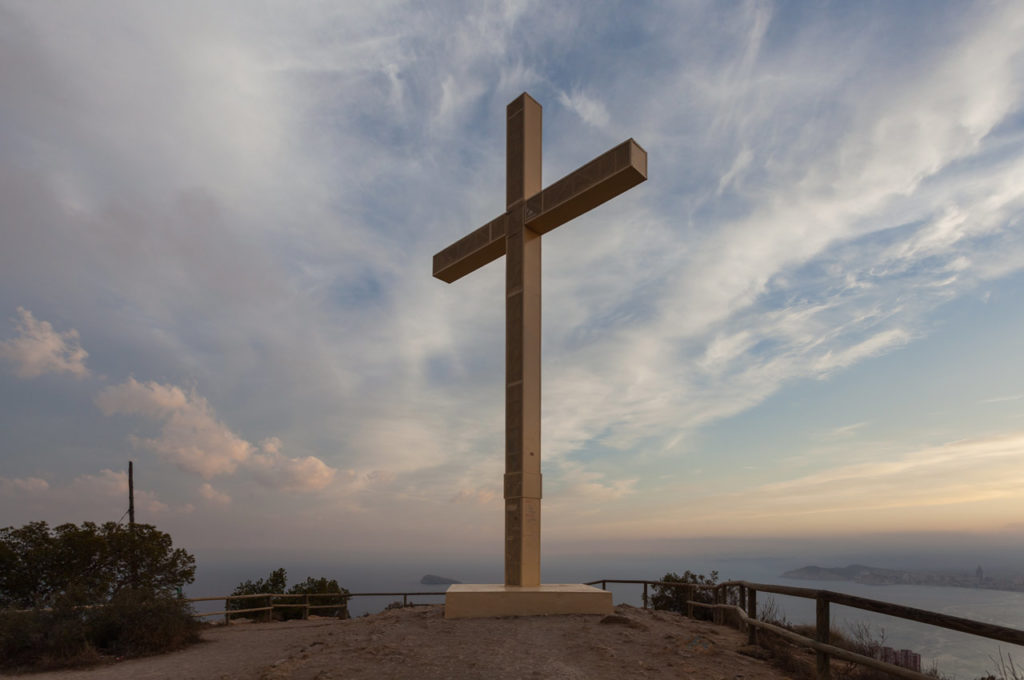 Cruz de Benidorm en la ruta por Sierra Helada