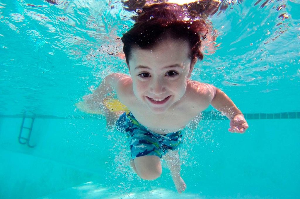 juegos para niños en la piscina