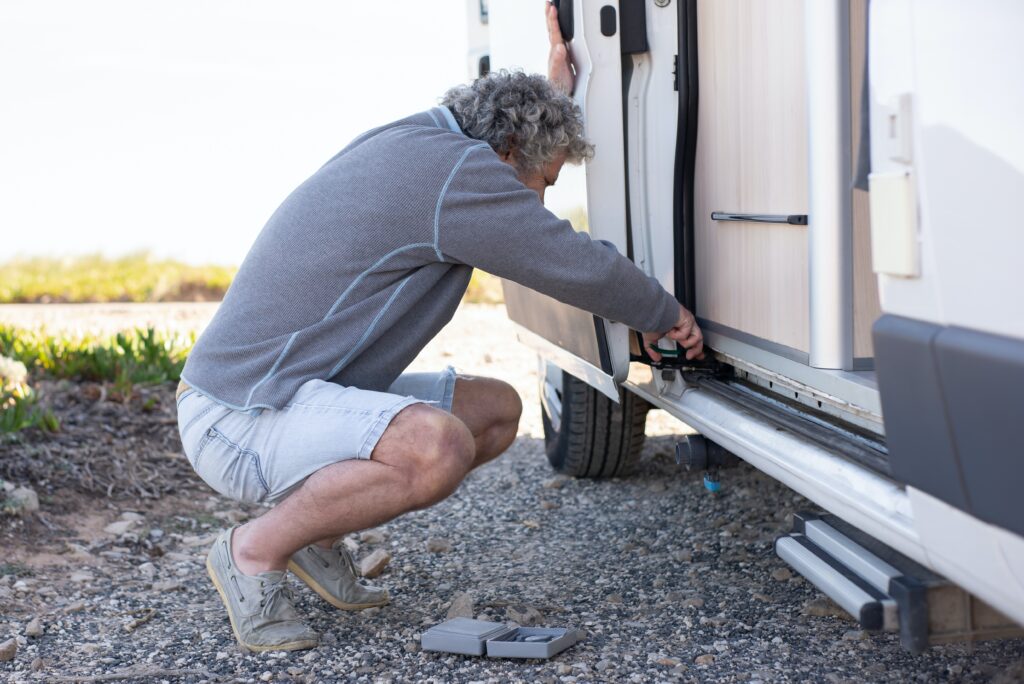 Si quieres irte de viaje en una autocaravana y no sabes qué llevarte, te dejamos una lista de imprescindibles para que disfrutes al máximo de tu próxima aventura. 
