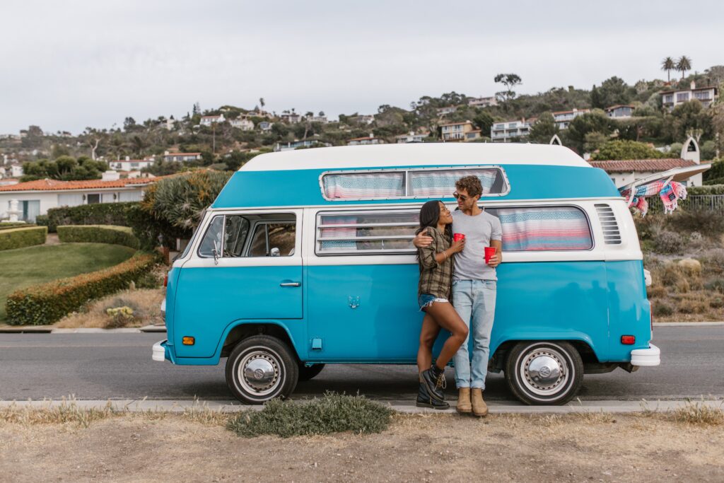 Si quieres irte de viaje en una autocaravana y no sabes qué llevarte, te dejamos una lista de imprescindibles para que disfrutes al máximo de tu próxima aventura.