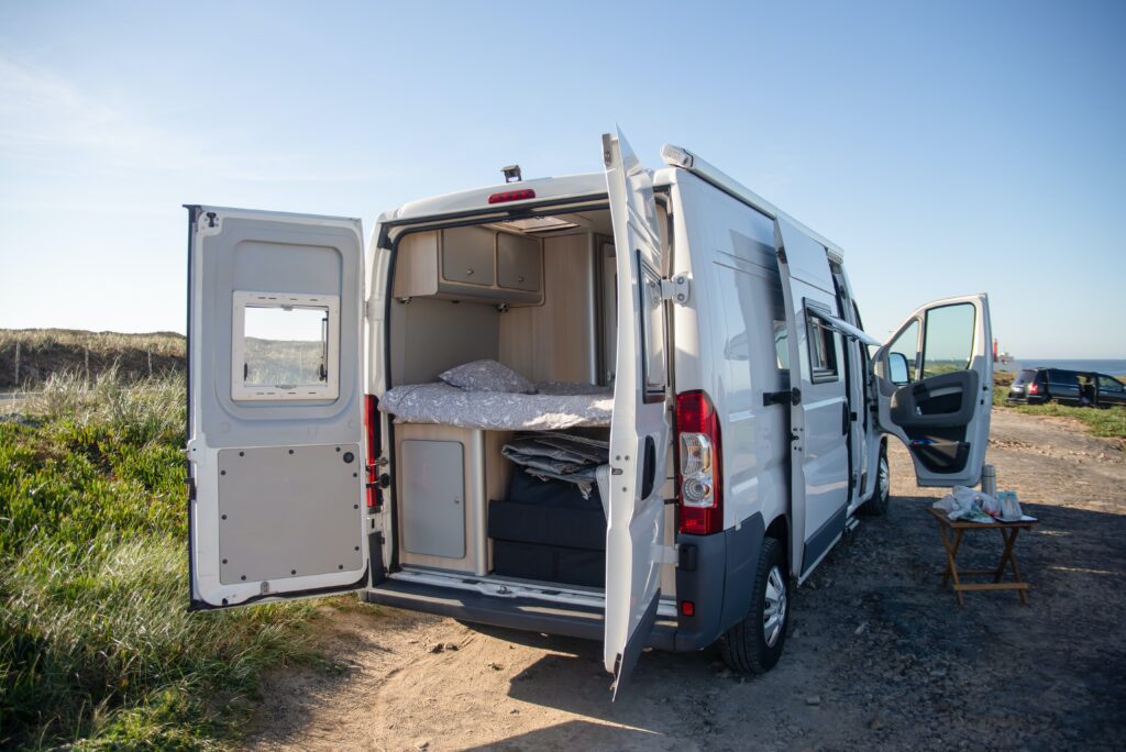 Si quieres irte de viaje en una autocaravana y no sabes qué llevarte, te dejamos una lista de imprescindibles para que disfrutes al máximo de tu próxima aventura.