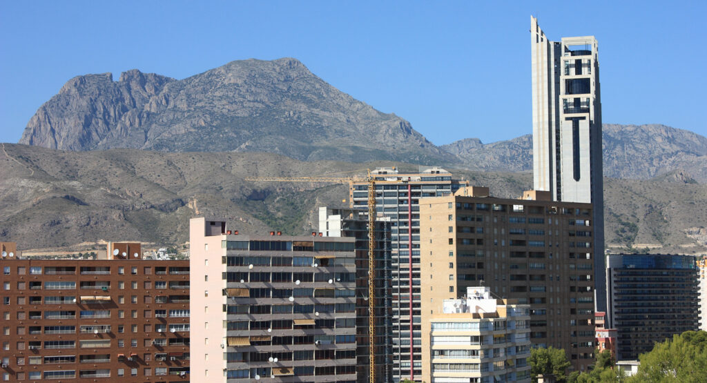 Vistas del Puig Campana desde Benidorm.