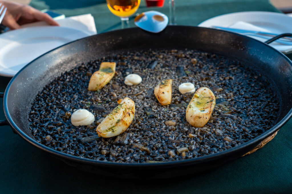 Arroz negro tradicional.