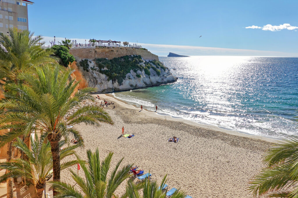 Cala del Mal Pas con vistas a la Isla de Benidorm.