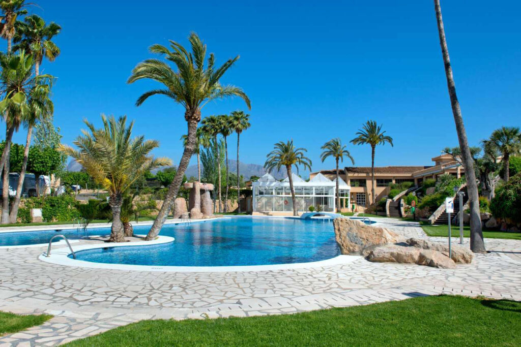 Piscina exterior del Camping Villasol en Benidorm.