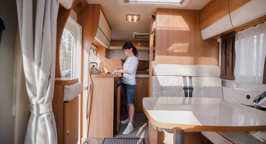 Organizar la cocina de la autocaravana.