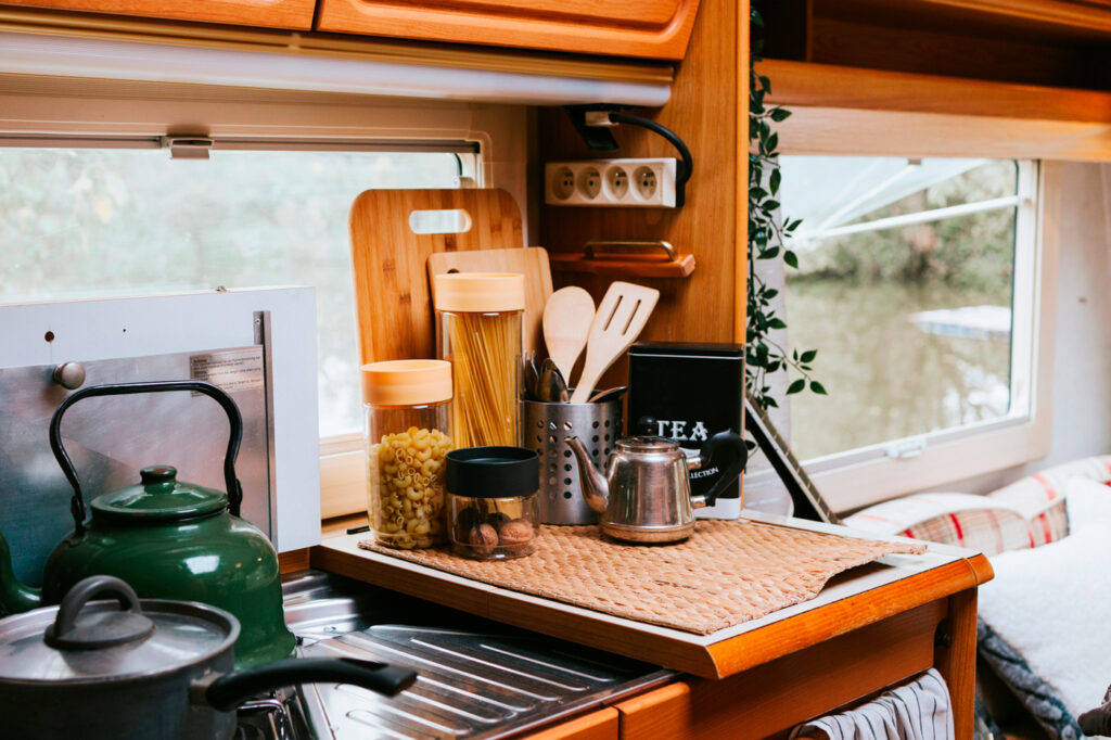 Organizar la cocina de la autocaravana.